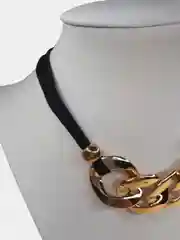 Золотой золотая цепь на шею / цепь на замшевом ремешке /цепь золотая женская из пластика