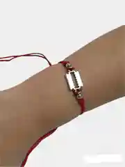Браслет из красной нити с подвеской