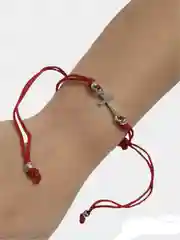 Браслет из красной нити с подвеской