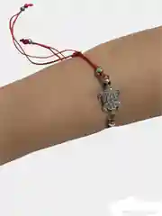 Браслет из красной нити с подвеской