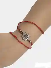 Браслет из красной нити с подвеской