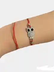 Браслет из красной нити с подвеской