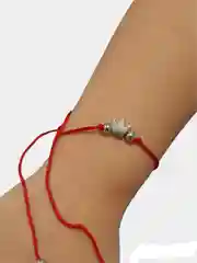Браслет из красной нити с подвеской