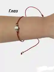 Браслет из красной нити с подвеской