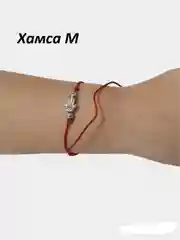 Браслет из красной нити с подвеской