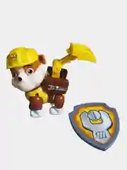 Желтый щенячий патруль со значком, игрушка