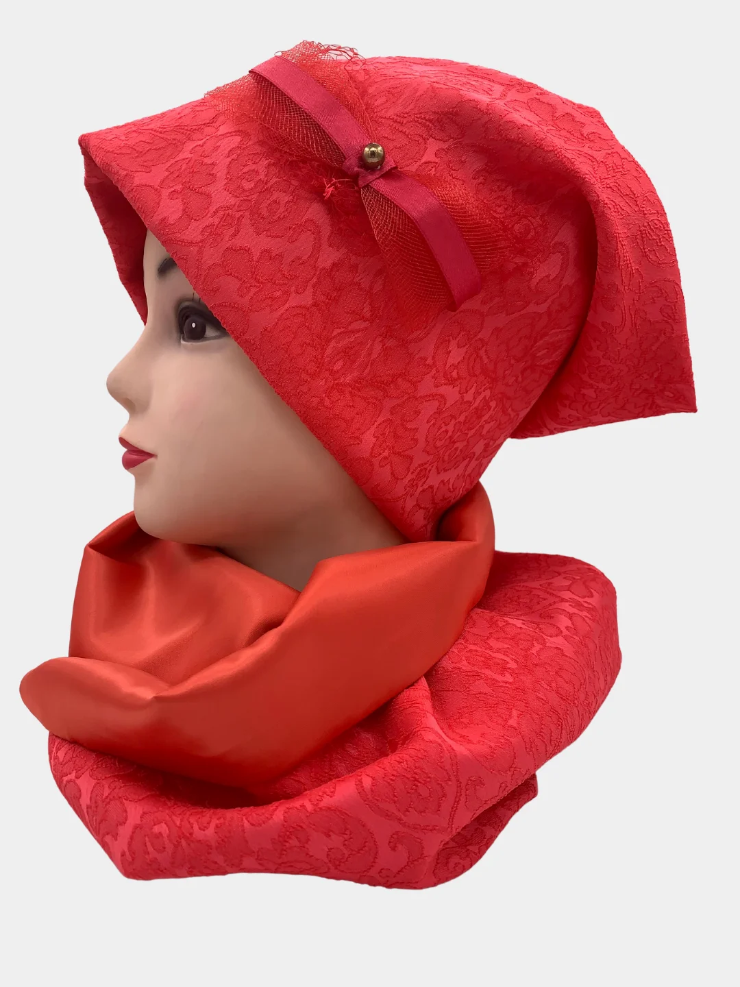 Коралловый шапка с хомутом, весна-осень