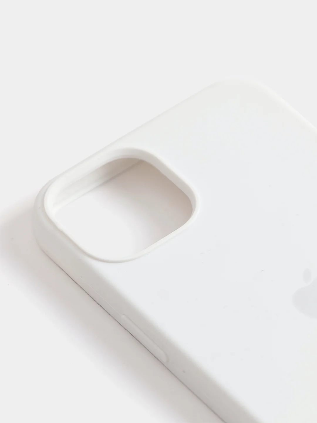 Белый чехол Silicone Case для iPhone 13 / 13 Pro / 13 Pro Max с открытым низом