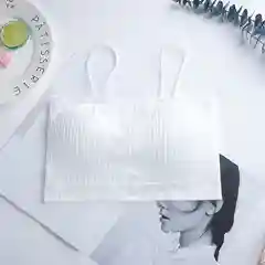 Белый женский топ на тонких бретелях