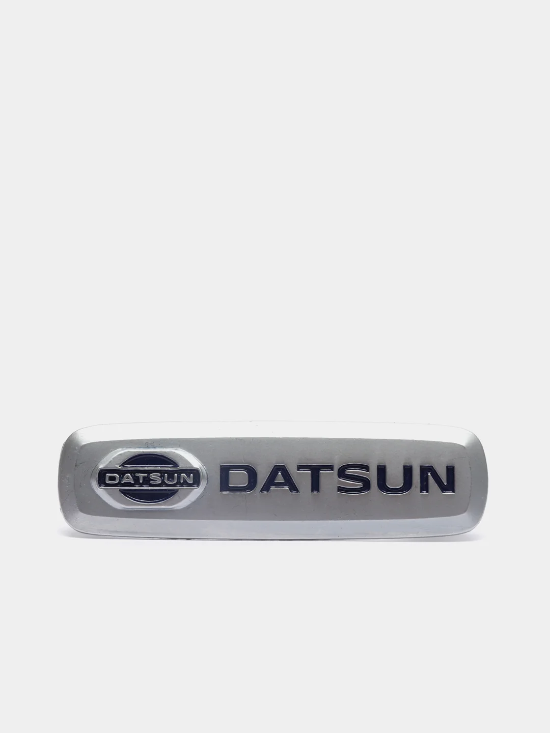 Комплект шильдиков металлических с эмблемой авто "DATSUN" и 4 винтовыми креплениями (Пара)