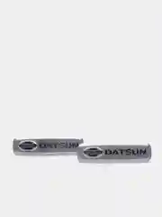 Комплект шильдиков металлических с эмблемой авто "DATSUN" и 4 винтовыми креплениями (Пара)