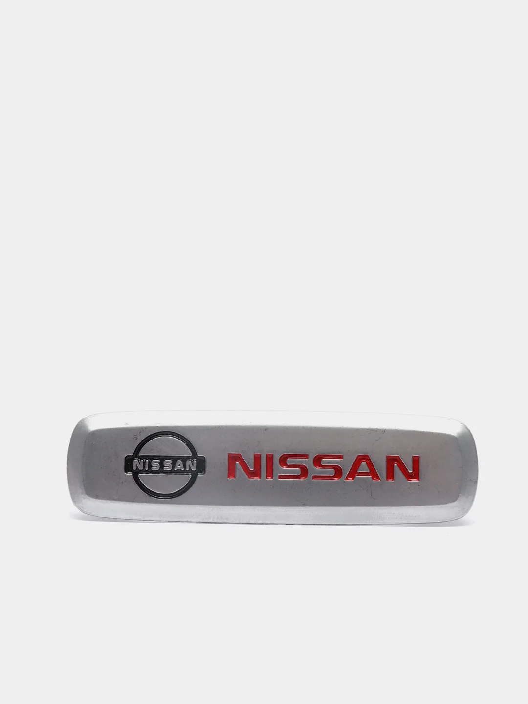 Комплект шильдиков металлических с эмблемой авто "NISSAN" и 4 винтовыми креплениями (Пара)