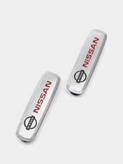 Комплект шильдиков металлических с эмблемой авто "NISSAN" и 4 винтовыми креплениями (Пара)