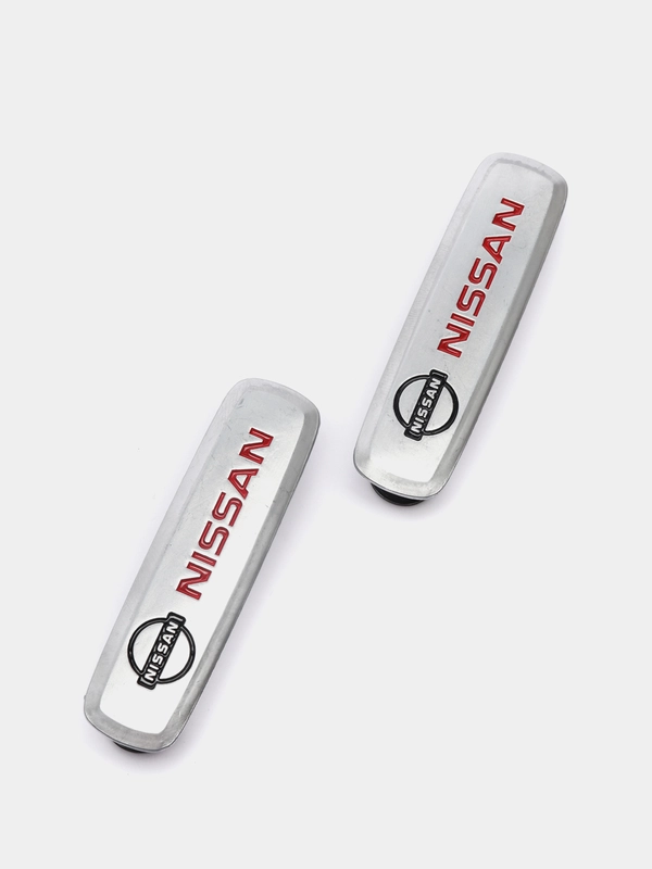 Комплект шильдиков металлических с эмблемой авто "NISSAN" и 4 винтовыми креплениями (Пара)