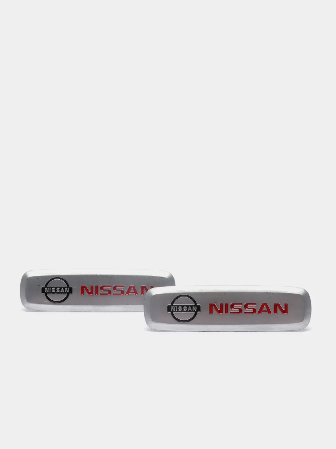 Комплект шильдиков металлических с эмблемой авто "NISSAN" и 4 винтовыми креплениями (Пара)