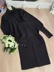 Женский костюм с юбкой, воротник хомут, рукава украшены искусственным жемчугом