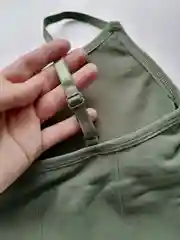 Зелёный хаки топ женский спортивный, со съемными чашечками