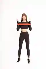 Черный женский спортивный костюм: рашгард и легинсы