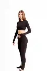 Черный женский спортивный костюм: рашгард и легинсы