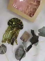 Зеленый брошь ручной работы "Медуза"