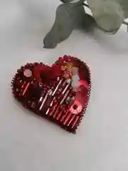 Красный брошь "Мини"