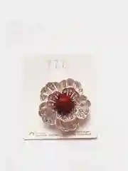Багровый брошь с жемчугом