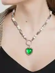 Ожерелье с зеленым сердцем
