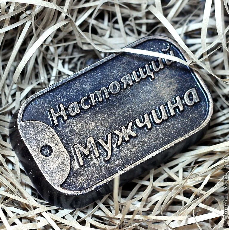 Черный подарочное фигурное мужское мыло ручной работы "Жетон настоящего мужчины"