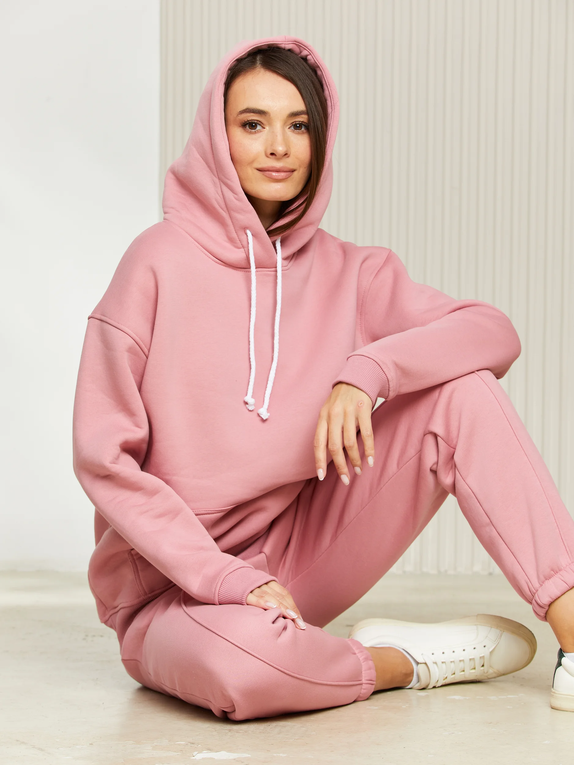 Кораллово-розовый спортивный женский костюм