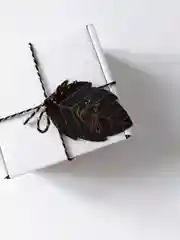 Черный упаковка подарка/ Набор для декора: хлопковый шнур и бирка "For you", золотое тиснение