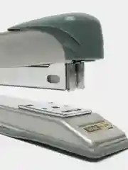 Розовый степлер канцелярский