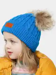 Лазурный детская шапка со съемными помпонами из меха енота