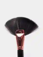Кисть веерная для макияжа лица