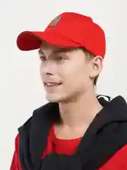 Красный кепка