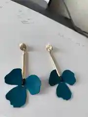 Удлиненные сережки с лепестками