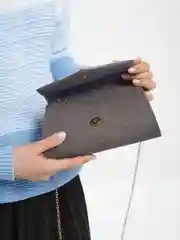 Клатч женский на цепочке, цвет серый