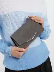 Клатч женский на цепочке, цвет серый