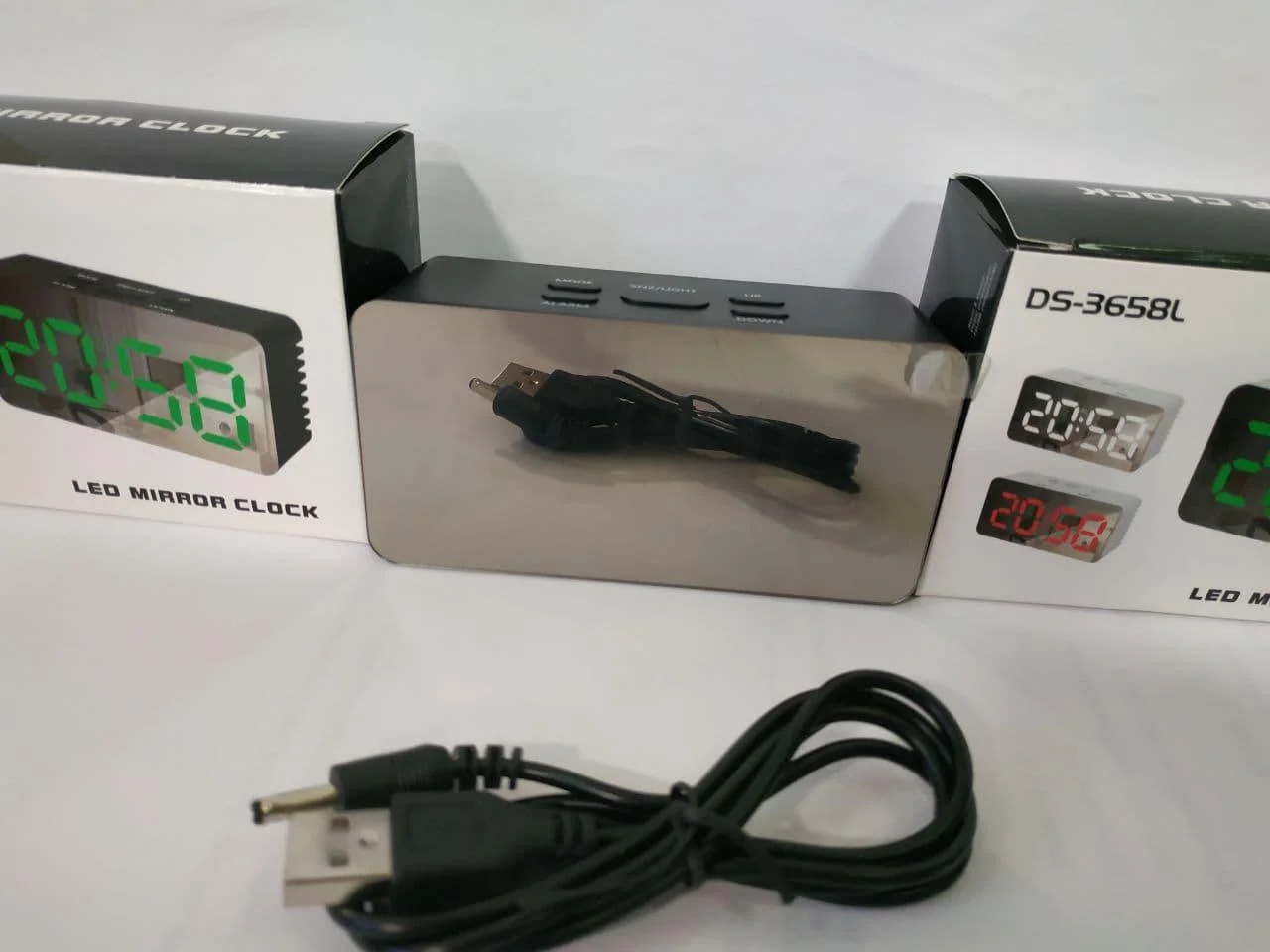 Белый часы зеркальные электронные настольные DS- 3658L зеленый/красный/белый свет