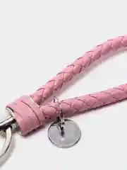 Розовый плетеный брелок для ключей