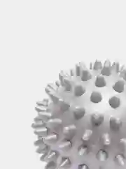 Серый массажный мяч с твердыми шипами резиновый для мелкой моторики
