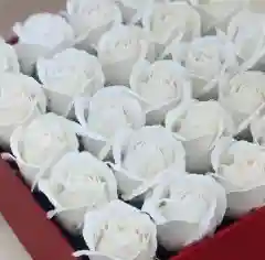 Белый розы из мыла