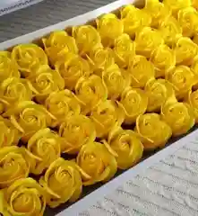 Желтый розы из мыла