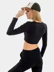 Черный лонгслив укороченный