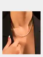 Чокер с жемчугом на шею