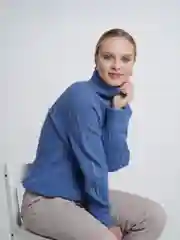 Голубой свитер вязаный женский