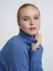 Голубой свитер вязаный женский
