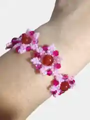 Розовый браслет
