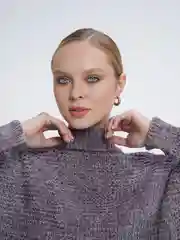 Серый свитер круп вязка