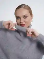 Серый свитер люрекс