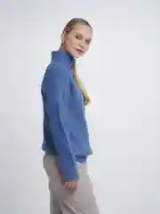 Голубой свитер вязаный женский